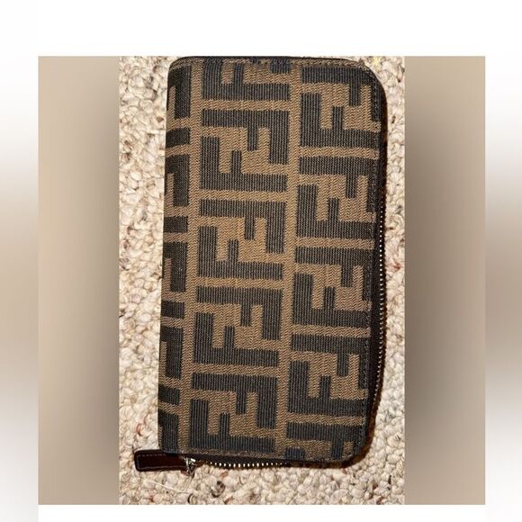 Authentic Fendi wallet - Picture 2 of 4